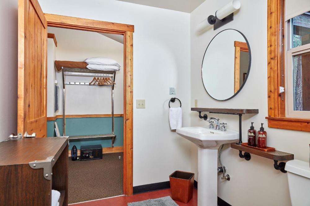 Deluxe King Cabin interior